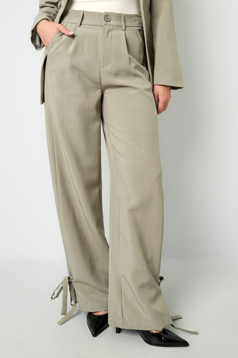 Pants with bows