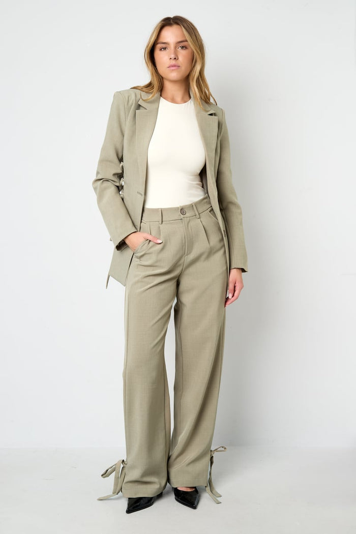 Pants with bows